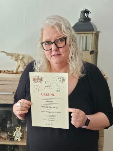 Die Dame des Hauses mit einer Grand overt Hand Herzlichen Glückwunsch Die Dame des Hauses mit einer
Grand overt Hand
Herzlichen Glückwunsch